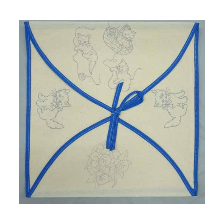 enveloppe coussin à broder toile écru coton motifs chats biais bleu