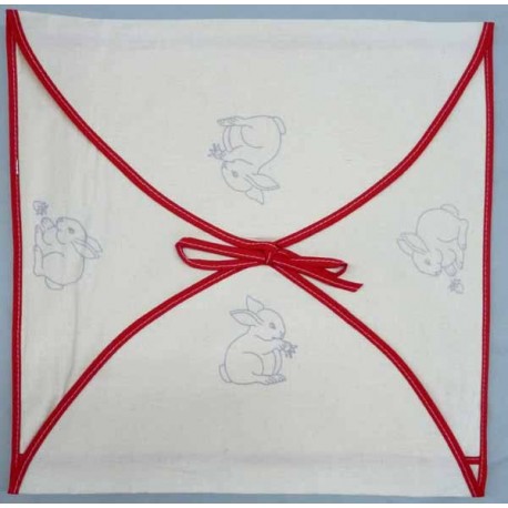 enveloppe coussin à broder toile écru coton motifs lapins biais rouge