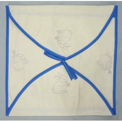 enveloppe coussin à broder toile écru coton motifs lapins biais bleu