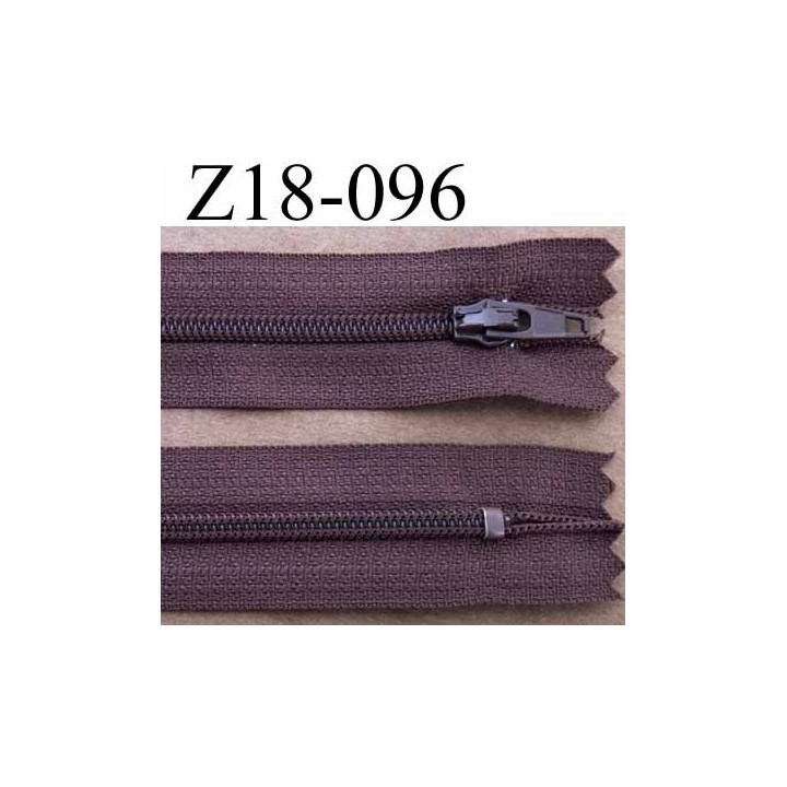 fermeture  éclair  longueur 18 cm couleur marron non séparable largeur 2.5 cm glissière en nylon largeur 4 mm curseur métal
