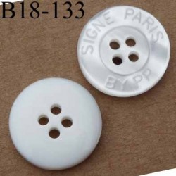 bouton 18 mm couleur blanc nacré inscription signé Paris by PP 4 trous diamètre 18 mm