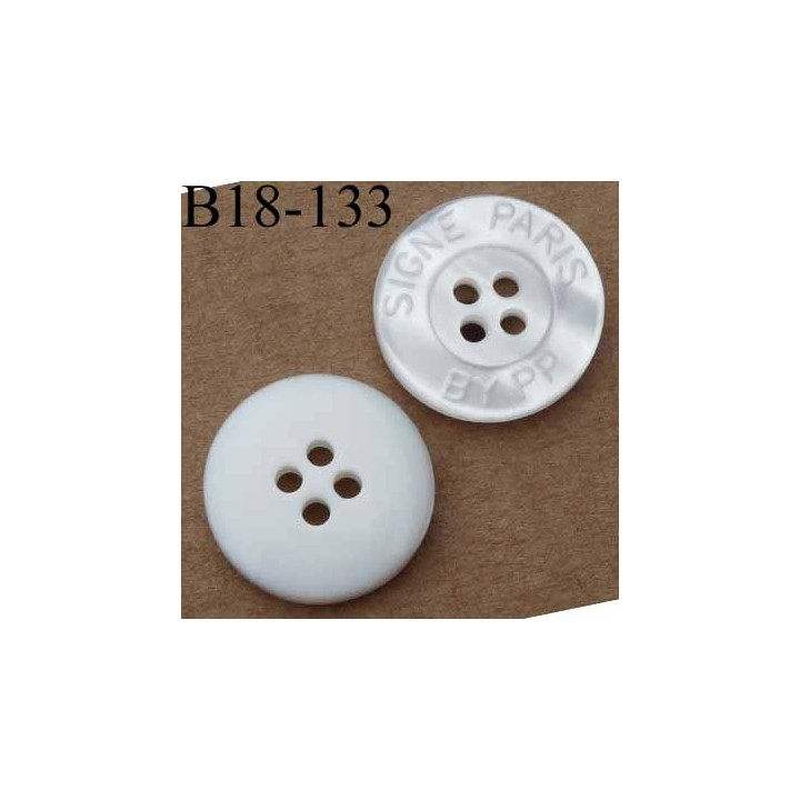 bouton 18 mm couleur blanc nacré inscription signé Paris by PP 4 trous diamètre 18 mm