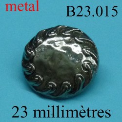 bouton 23 mm métal couleur acier brillant aspect bosselé bordure décorée accroche un anneau diamètre 23 millimètres