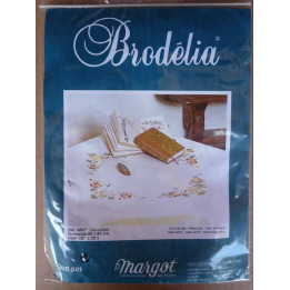 kit à broder surnappe  80x80 cm CAPUCINES brodélia de margot réf 8807