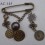 broche en métal montée sur épingle avec pendentifs monnaie ancienne largeur 6 cm