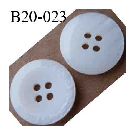 bouton 20 mm couleur blanc mat au centre blanc brillant en bordure 4 trous diamètre 20 mm