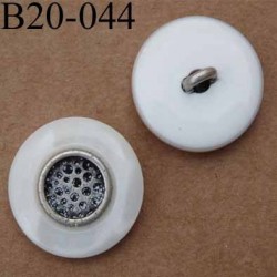 bouton 20 mm pvc et métal couleur blanc nacré métal au centre un anneau diamètre 20 mm