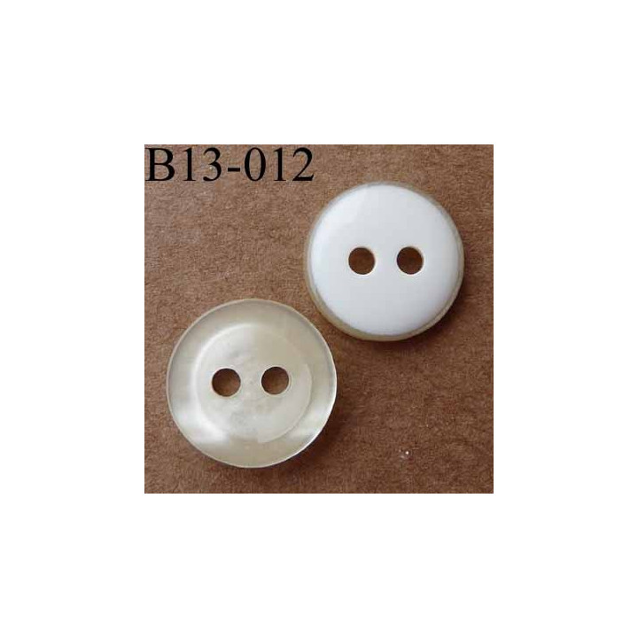 bouton diamètre 13 mm  2 trous couleur écru nacré et blanc