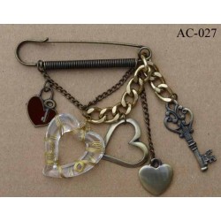 grande broche en métal montée sur épingle avec pendentifs coeur largeur 8 cm