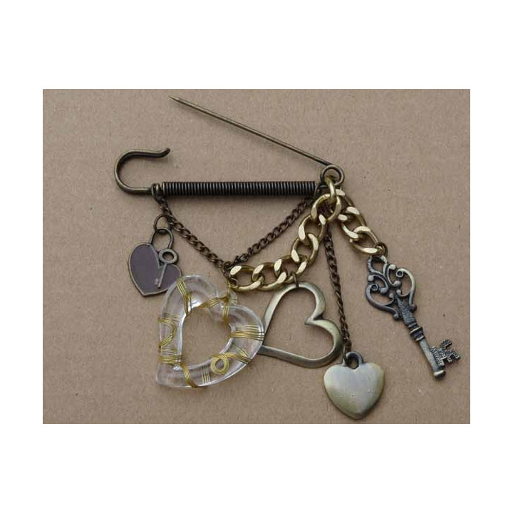 grande broche en métal montée sur épingle avec pendentifs coeur largeur 8 cm