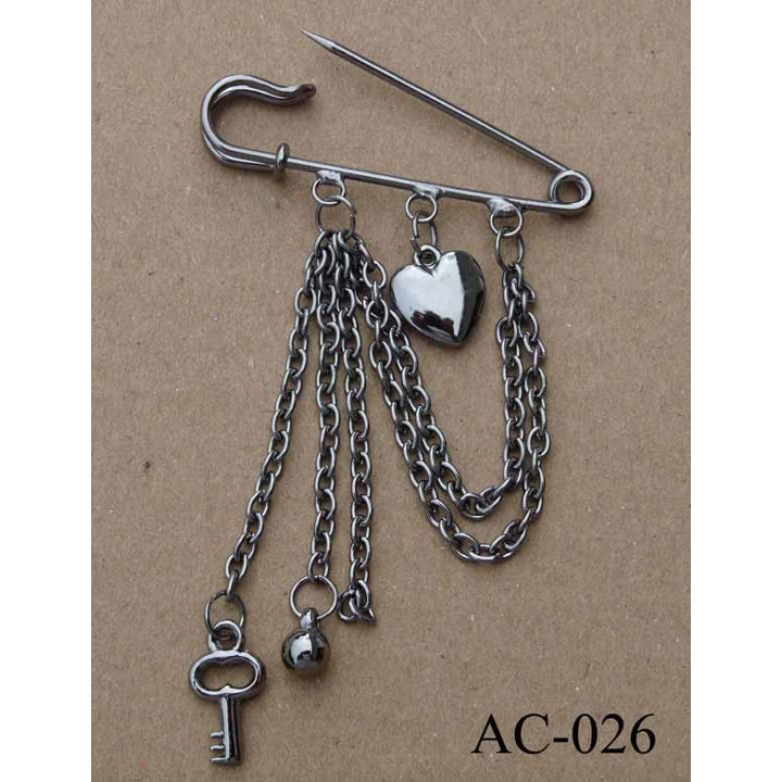 broche en métal montée sur épingle avec pendentifs coeur largeur 5 cm