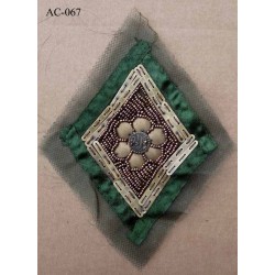 ornement applique écusson empiècement avec perles couleur vert et bronze à coudre