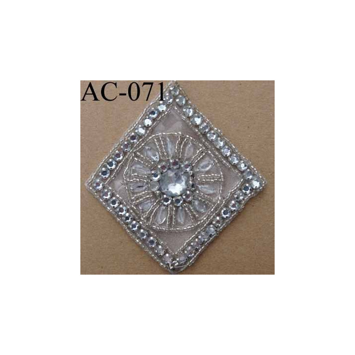 ornement applique écusson empiècement avec perles blanches et strass à coudre