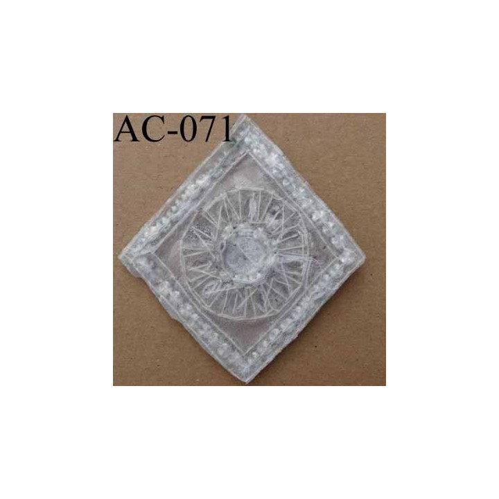 ornement applique écusson empiècement avec perles blanches et strass à coudre