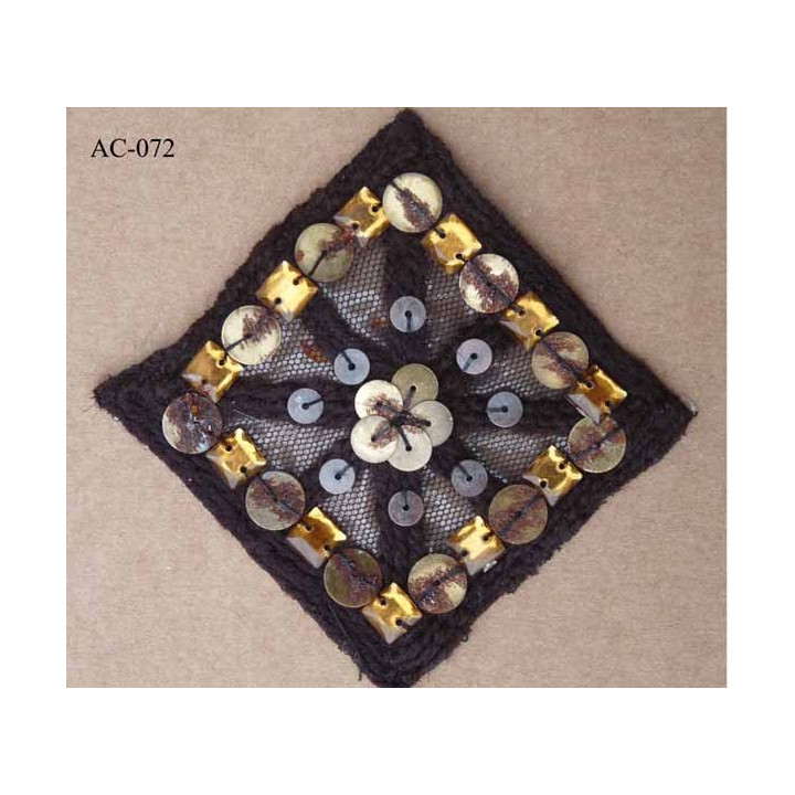 ornement applique écusson empiècement avec perles et paillettes sequins effet rouillé couleur marron à coudre