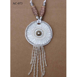 ornement décoration textile collier pectoral style indien couleur blanc
