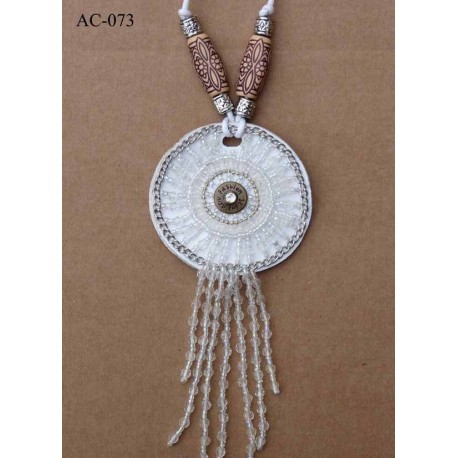 ornement décoration textile collier pectoral style indien couleur blanc