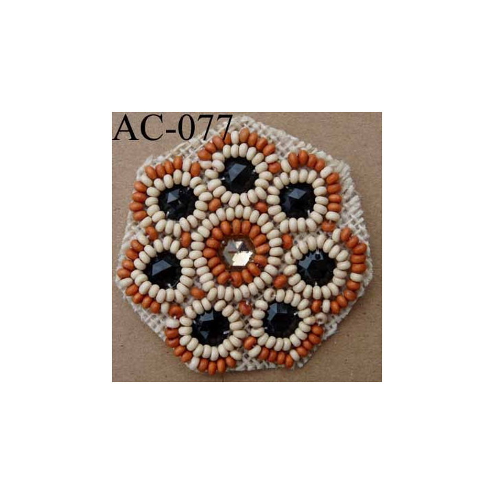 ornement emblème écusson empiècement avec perles à coudre couleur beige 