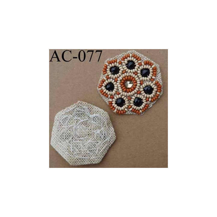 ornement emblème écusson empiècement avec perles à coudre couleur beige 