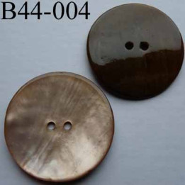 bouton  diamètre 44 mm  en nacre couleur brun 2 trous diamètre 44 mm