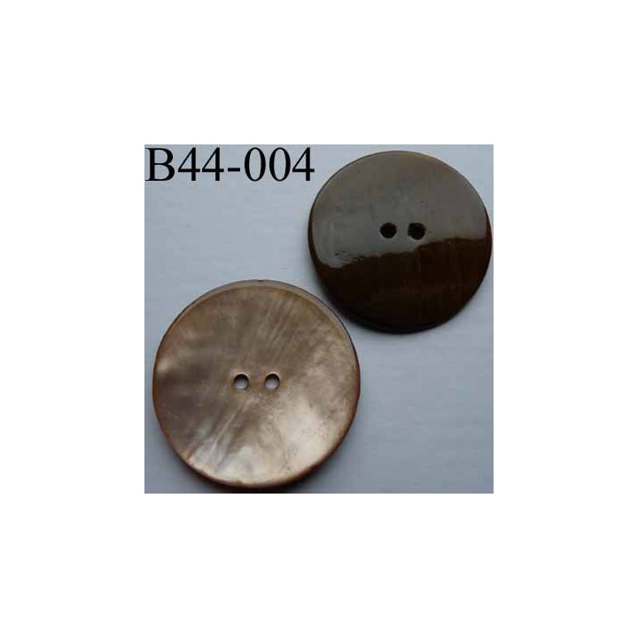 bouton  diamètre 44 mm  en nacre couleur brun 2 trous diamètre 44 mm