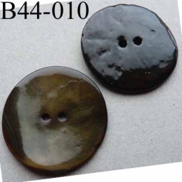 bouton  diamètre 44 mm  en nacre couleur vert  2 trous diamètre 44 mm