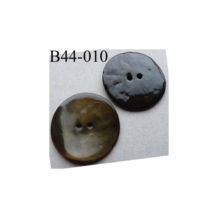bouton  diamètre 44 mm  en nacre couleur vert  2 trous diamètre 44 mm