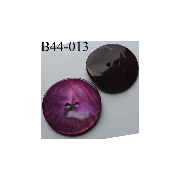 bouton  diamètre 44 mm  en nacre couleur rose violet  2 trous diamètre 44 mm
