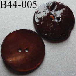 bouton  diamètre 44 mm  en nacre couleur marron 2 trous diamètre 44 mm