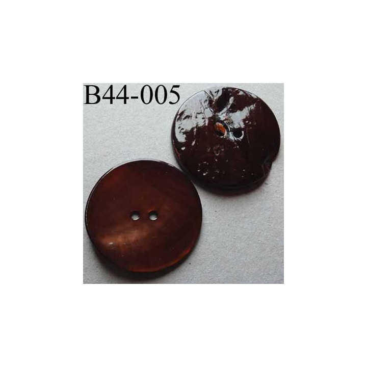 bouton  diamètre 44 mm  en nacre couleur marron 2 trous diamètre 44 mm