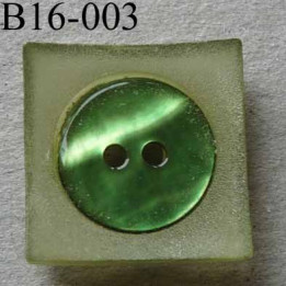  bouton carré diamètre 16 mm en nacre et résine couleur vert  2 trous diamètre 16 mm