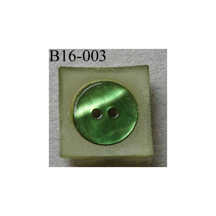  bouton carré diamètre 16 mm en nacre et résine couleur vert  2 trous diamètre 16 mm