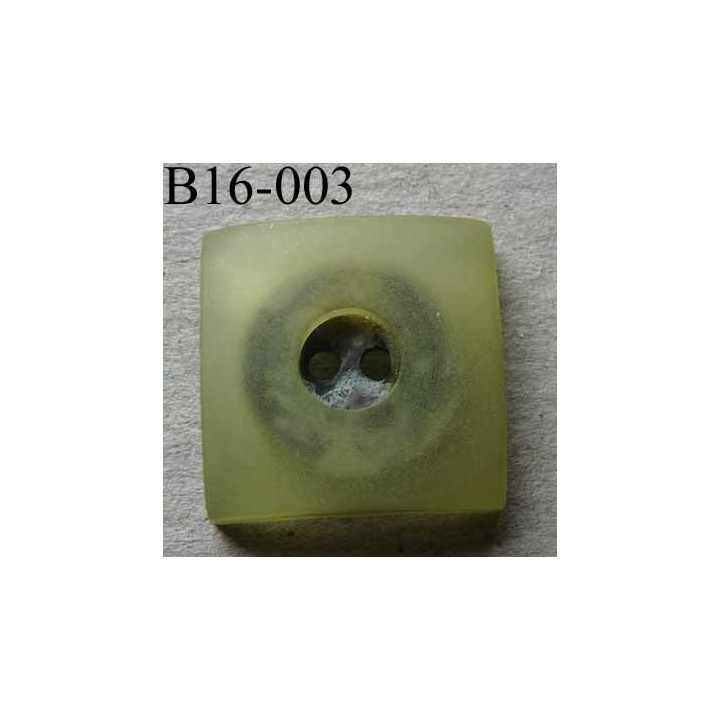 bouton carré diamètre 16 mm en nacre et résine couleur vert  2 trous diamètre 16 mm