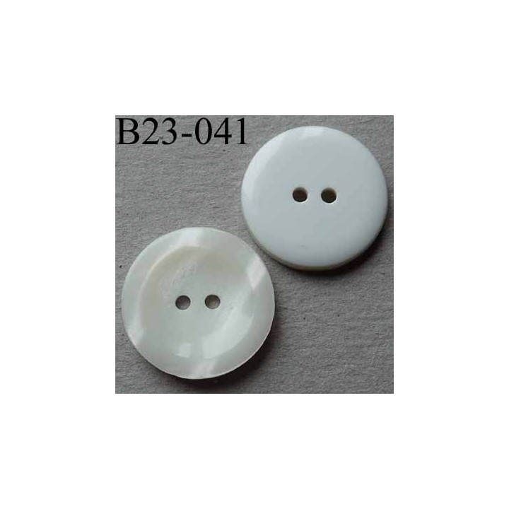 bouton diamètre 23 mm  couleur blanc effet nacré dos blanc 2  trous diamètre 23 mm
