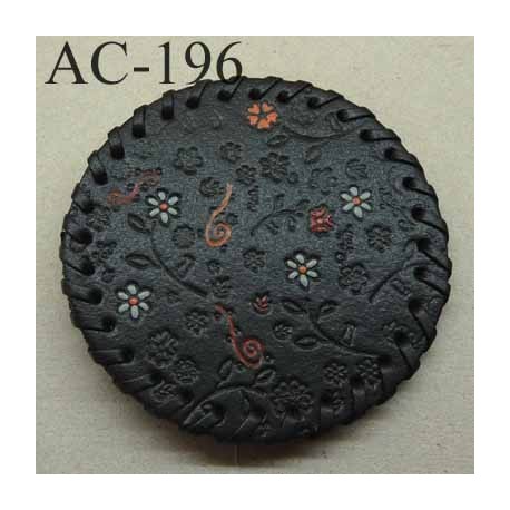 boucle de ceinture ronde diamètre 8 cm en cuir noir avec motifs floraux incrustés et peints