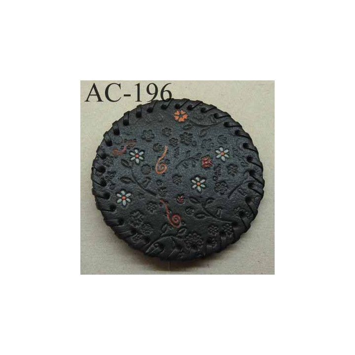 boucle de ceinture ronde diamètre 8 cm en cuir noir avec motifs floraux incrustés et peints
