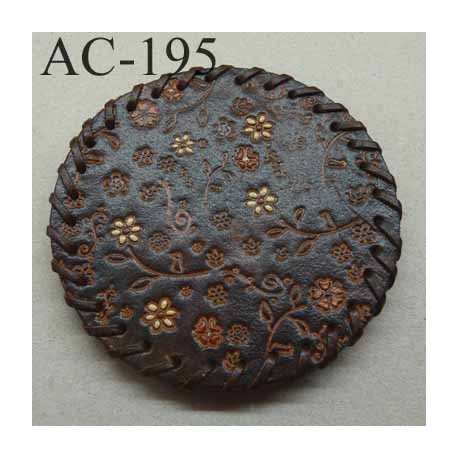 boucle de ceinture ronde diamètre 8 cm en cuir marron avec motifs floraux incrustés et peints