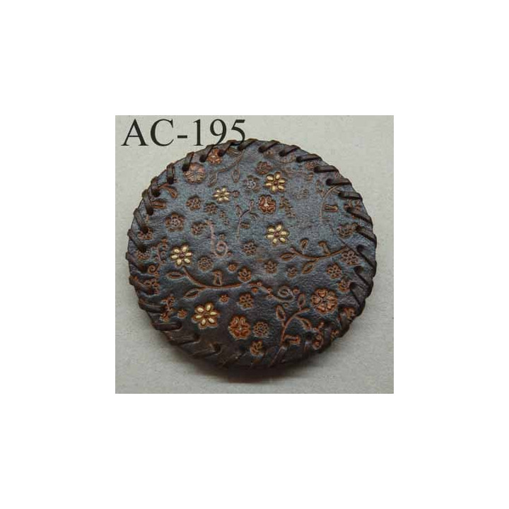 boucle de ceinture ronde diamètre 8 cm en cuir marron avec motifs floraux incrustés et peints