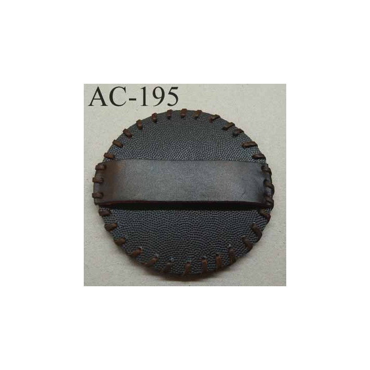 boucle de ceinture ronde diamètre 8 cm en cuir marron avec motifs floraux incrustés et peints