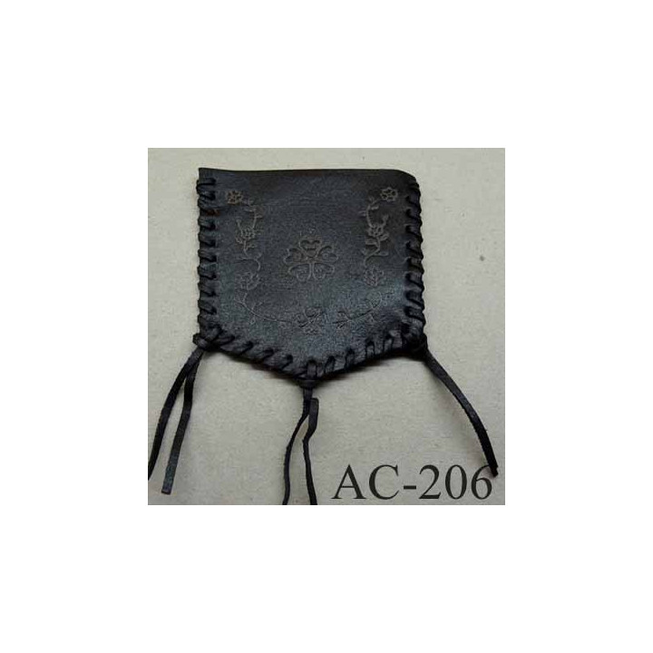 empiècement blason plastron en cuir noir avec motifs floraux incrustés pour maroquinerie ou customisation