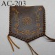 empiècement blason plastron en cuir marron avec motifs floraux incrustés pour maroquinerie ou customisation