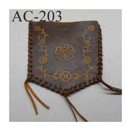 empiècement blason plastron en cuir marron avec motifs floraux incrustés pour maroquinerie ou customisation