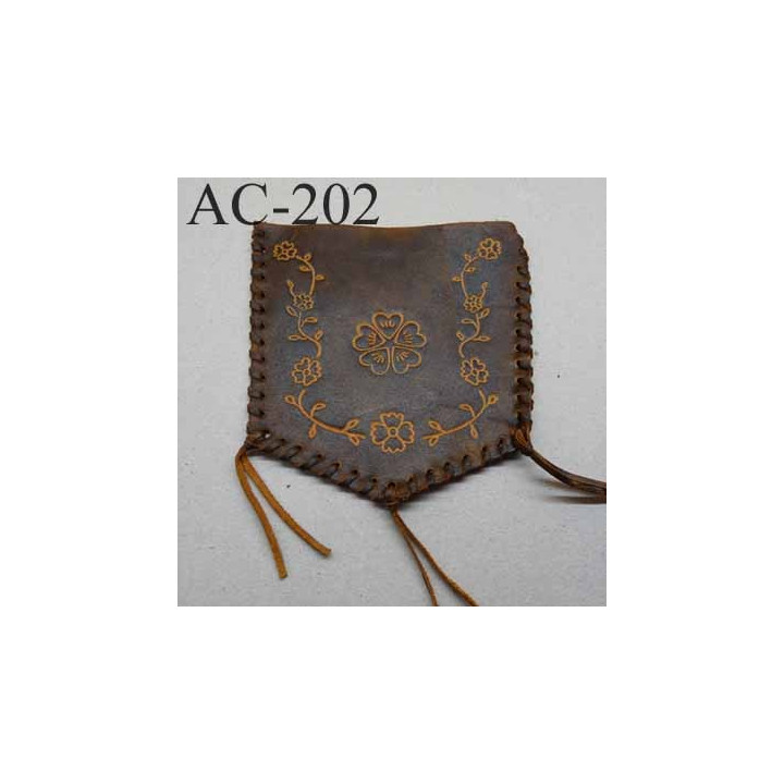 empiècement blason plastron en cuir marron avec motifs floraux incrustés pour maroquinerie ou customisation