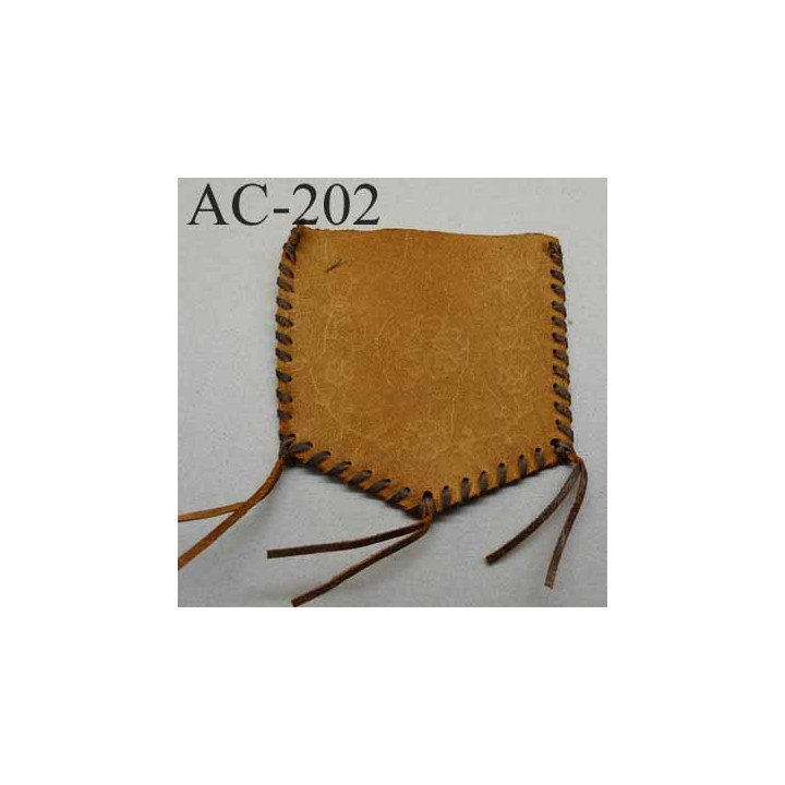 empiècement blason plastron en cuir marron avec motifs floraux incrustés pour maroquinerie ou customisation
