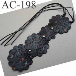 empiècement blason plastron en cuir noir avec motifs floraux incrustés et peints pour maroquinerie ou customisation