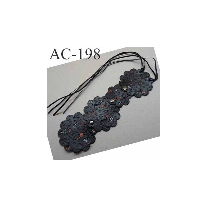 empiècement blason plastron en cuir noir avec motifs floraux incrustés et peints pour maroquinerie ou customisation