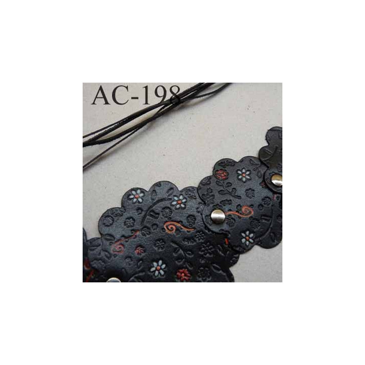 empiècement blason plastron en cuir noir avec motifs floraux incrustés et peints pour maroquinerie ou customisation