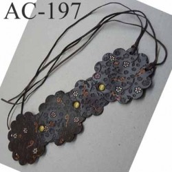 empiècement blason plastron en cuir marron avec motifs floraux incrustés et peints pour maroquinerie ou customisation