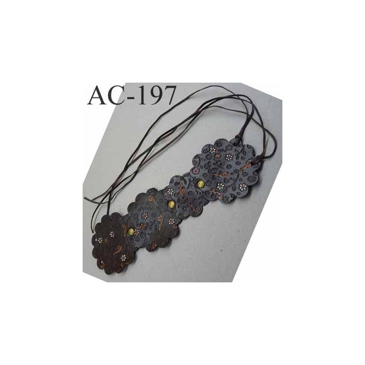 empiècement blason plastron en cuir marron avec motifs floraux incrustés et peints pour maroquinerie ou customisation