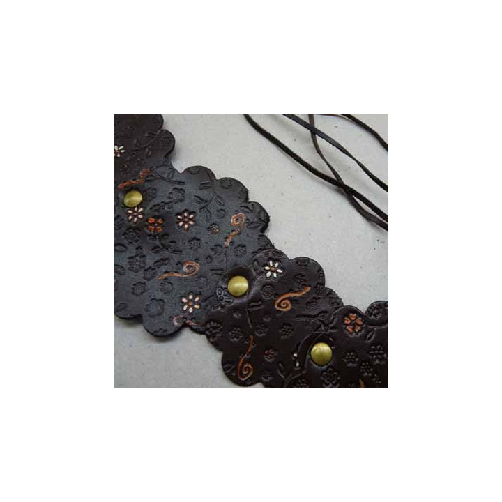 empiècement blason plastron en cuir marron avec motifs floraux incrustés et peints pour maroquinerie ou customisation